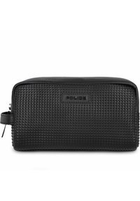 Neceser negro con un patrón texturizado en forma de pirámide, parte superior suave y etiqueta de marca. Presenta un cierre con cremallera y un asa lateral.