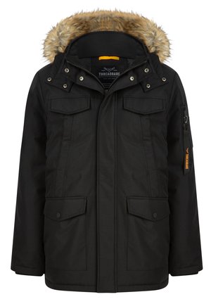 Zwarte parka jas met een bontgevoerde capuchon, voorzien van rits- en drukknoopsluitingen, meerdere voorzakken en een oranje accent op de mouw.