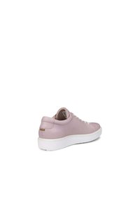 Lyserød sneaker med en tekstureret læderoverdel, hvid sål, rund tå og hvide snørebånd; subtilt logo på hælen.