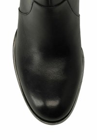 Zwart gepolijste lederen nette schoen met een ronde neus en zichtbare stiksels langs de rand van de zool.