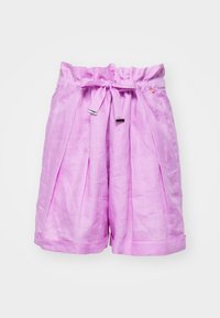 Rosa Leinen-Shorts mit gerafftem Bund, Bindegurt und gefältelter Vorderseite. Verfügt über zwei seitliche Taschen und eine glatte Textur.