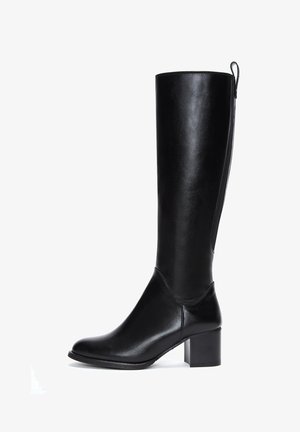 Botte en cuir noir jusqu'au genou avec une texture lisse, un talon carré et une fermeture éclair sur le côté. Elle présente un bout arrondi et un design minimaliste.