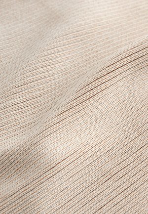 Gaiši bēša teksturēta auduma, rakstā redzams rievots raksts ar smalkām, paralēlām līnijām. Mīksts, austs materiāls ar smalkām toņu variācijām.