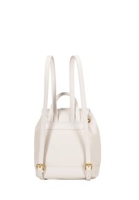Witte leren tas met twee schouderbanden, een gestructureerde vorm, goudkleurige hardware en een textuur oppervlak. Bevat een handvat aan de bovenkant voor veelzijdig dragen.