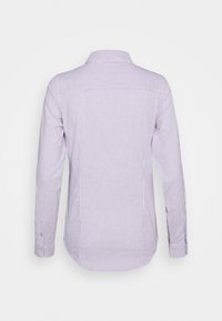 Chemise à manches longues en rayures violet clair et blanches. Elle présente un col et des poignets boutonnés, fabriquée à partir d'un tissu lisse.