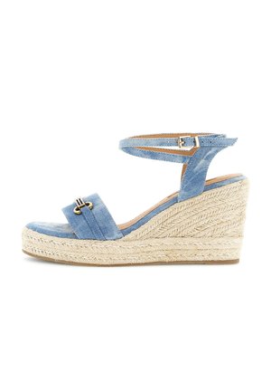 Blå denim kilehælsandale med ankrem, guldlås og flettet juteplatform.
