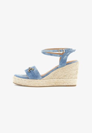 Sandale compensée en denim bleu avec bride à la cheville, boucle dorée et semelle plateforme en jute tressé.