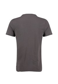 Camiseta gris de manga corta con cuello redondo y una textura suave. Incluye un pequeño logo cerca do la parte inferior en el lado izquierdo.