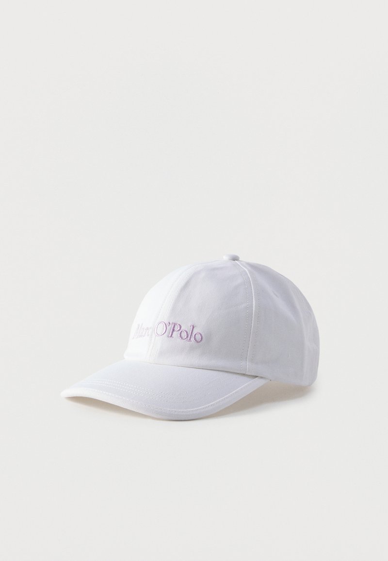 Άσπρο καπέλο baseball με καμπυλωτό γείσο και κεντητό λογότυπο "Marc O'Polo" σε ανοιχτό μωβ χρώμα στην μπροστινή πλευρά, εμφανίζεται σε ένα απλό ανοιχτό φόντο.