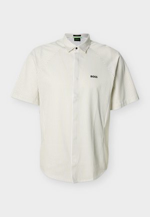 Rövid ujjú, galléros ing bézs csíkokkal, gombos rögzítéssel és a "BOSS" logóval hímzett bal mellrészen.