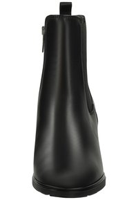 Botín negro de cuero con un acabado liso, paneles laterales elásticos y cremallera trasera. Punta redondeada y suela plana de goma. Diseño minimalista.