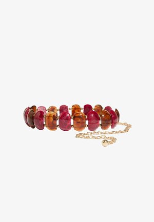 Bracelet avec des perles ovales translucides alternant rouge et ambre, reliées par de petites sphères en or et une chaîne réglable avec fermoir en or.