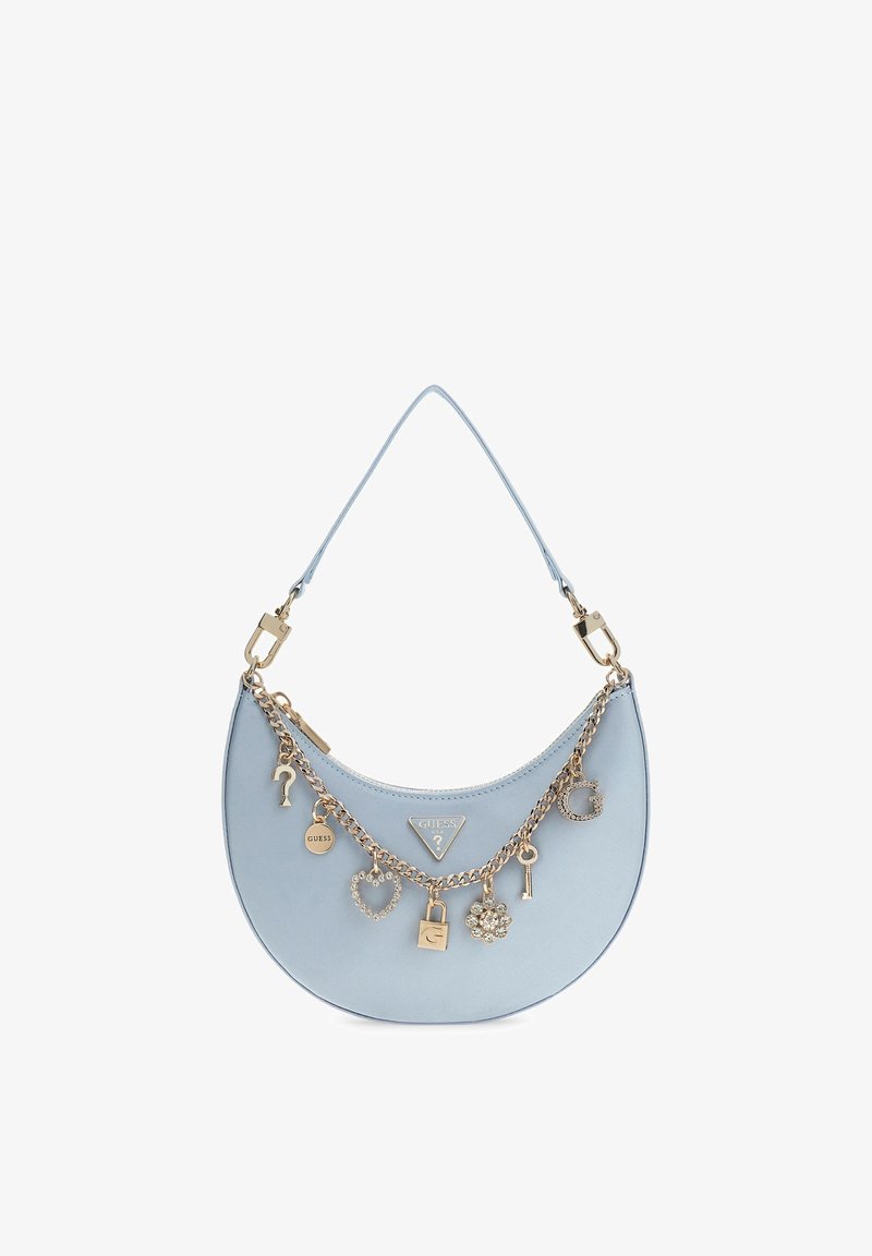 Sac à main bleu clair en forme de croissant avec une chaîne en or et des charms, comprenant un cœur, un cadenas, une clé, une fleur et des accents du logo de la marque.