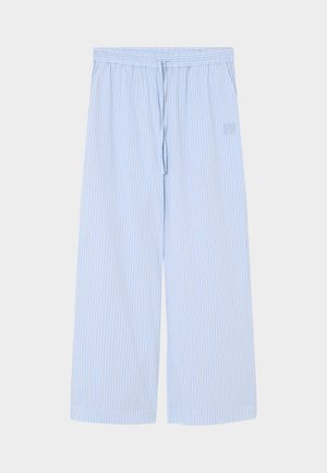 Pantalon large bleu clair avec fines rayures blanches verticales, taille élastique et cordon à l'avant.