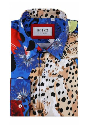 Chemise à manches courtes ornée d'un motif floral et abstrait vibrant bleue, rouge et beige, avec des boutons sur le plastron et les poignets.