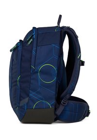 Sac à dos bleu marine avec des motifs géométriques verts, doté de bretelles rembourrées, d'une base texturée et de doubles zips.
