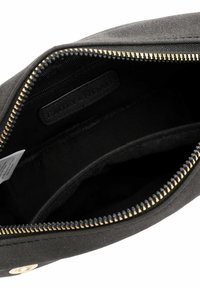 Borsetta in tessuto nero con cerniera dorata ed etichetta in rilievo "EMILY & NOAH". L'interno presenta un compartimento principale e tasche aggiuntive.