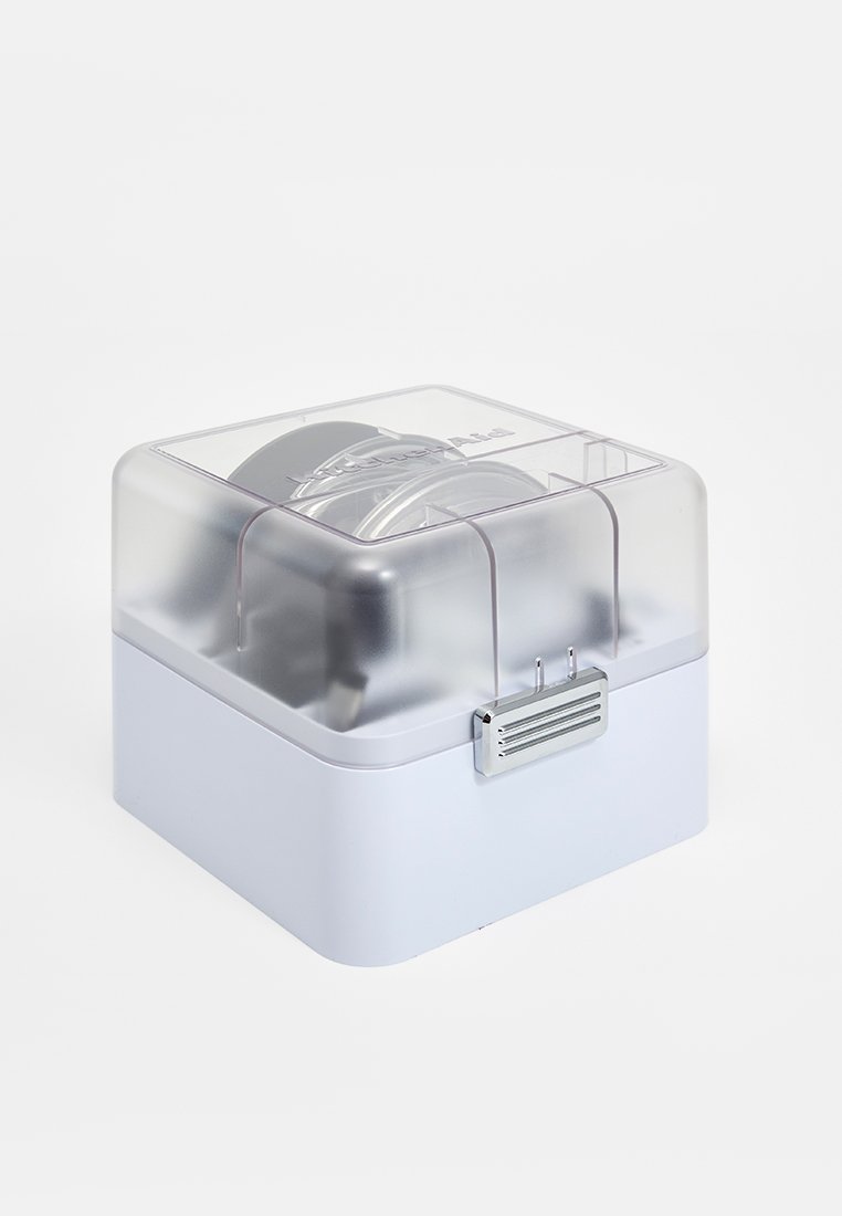 Conteneur en plastique transparent avec un fond blanc ; contient plusieurs rouleaux foncés ; possède un crochet en métal pour une fermeture sécurisée.