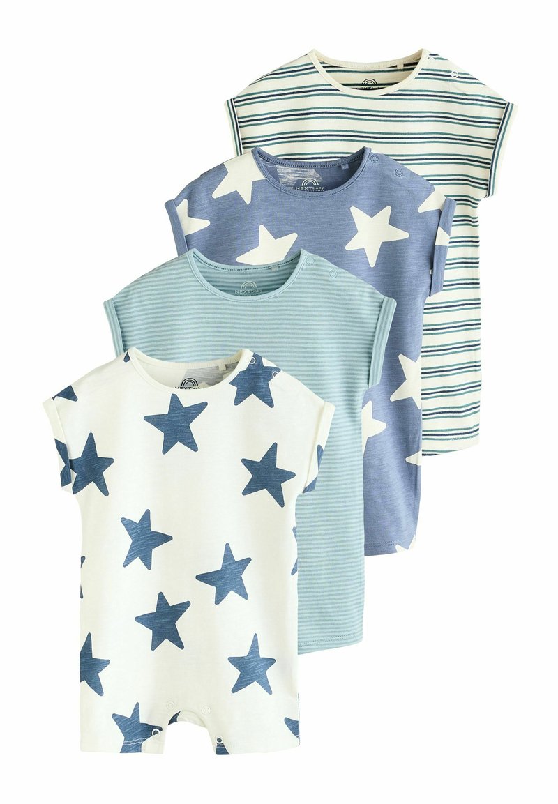 Cztery ubranka dla niemowląt w odcieniach niebieskiego: jedno z białymi gwiazdkami, jedno w niebieskie paski, jedno jasnoniebieskie w paski i jedno kremowe w granatowe gwiazdki.