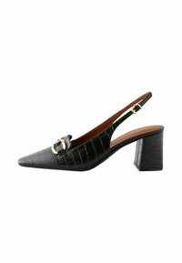 Mustat slingback-kengät, joissa on teräväkärkinen malli ja paksu korko. Krokotiilitekstuuri, jossa on kultainen solki etuvarressa.