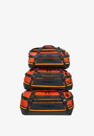 Drei übereinander gestapelte orange-schwarze Samsonite Reisetaschen mit Riemen und Reißverschlüssen, in verschiedenen Größen mit den Bezeichnungen 45L, 70L und 100L.