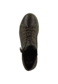 Grüne Ledersneaker mit strukturierter Oberfläche, braunen Schnürsenkeln, einem seitlichen Reißverschluss und einem runden Zehenbereich. Weiche Innenauskleidung sichtbar.