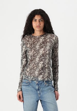 Top a maniche lunghe, aderente, con stampa serpente. Caratterizzato da un colletto rotondo, tessuto leggero e una texture morbida. Abbinato a jeans blu chiaro.