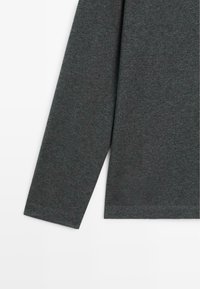 Langschouderd donkergrijze shirt van zacht, textuurstof, met een ronde halsuitsnijding en afgewerkte manchetten. Eenvoudig, minimalistisch ontwerp.