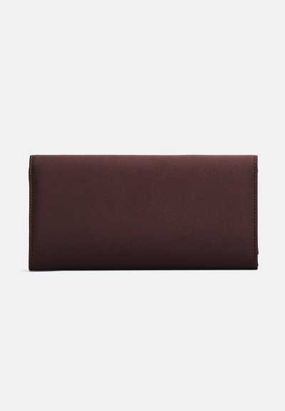 Portefeuille rectangulaire en cuir marron foncé avec des coutures nettes sur les bords sur un fond clair uni.