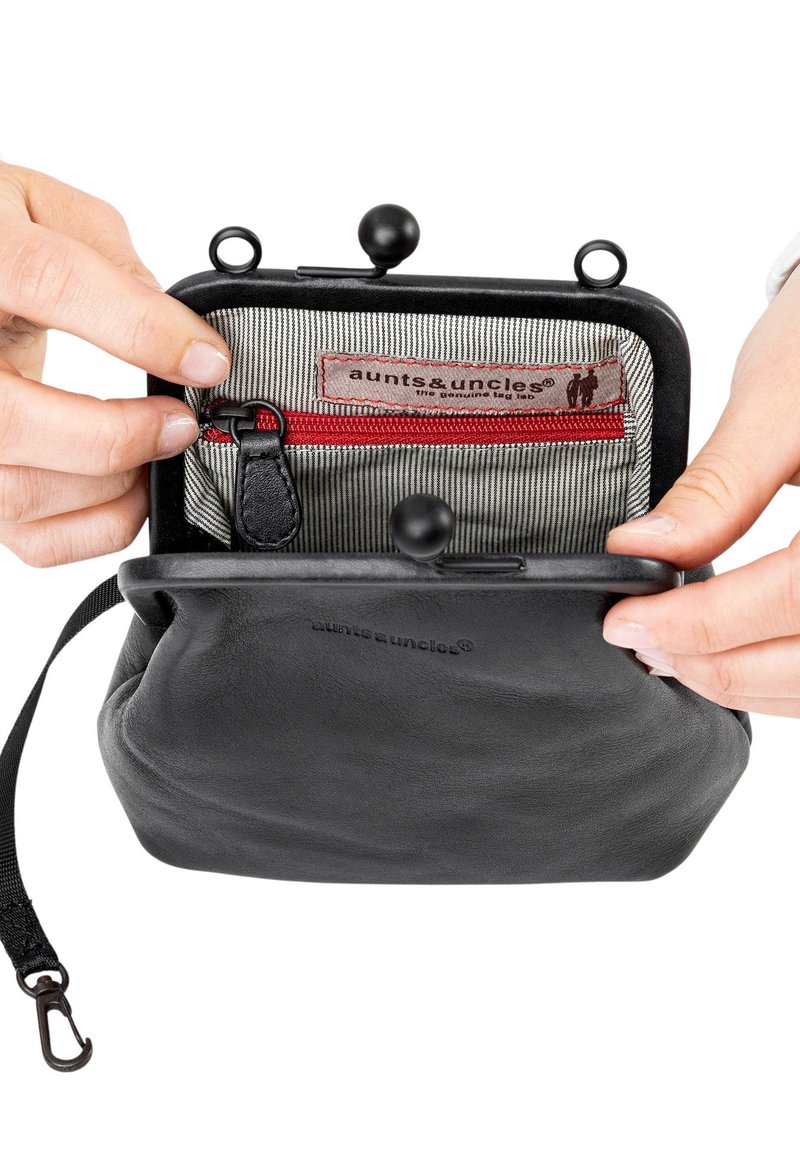 Portafoglio in pelle nera con chiusura a scatto, foderato in tessuto a righe e dotato di una piccola tasca con zip; presenta una tracolla removibile.