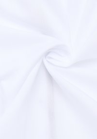 Tessuto bianco con una texture liscia, caratterizzato da una trama morbida e una leggera lucentezza, disposto in un motivo a spirale. Nessun motivo o accentuazione visibile.