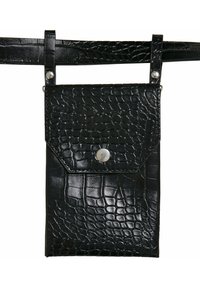 Svart faux lær crossover veske med krokodille tekstur, med snap-lukking og justerbar stropp. Glatt overflate med blank finish.