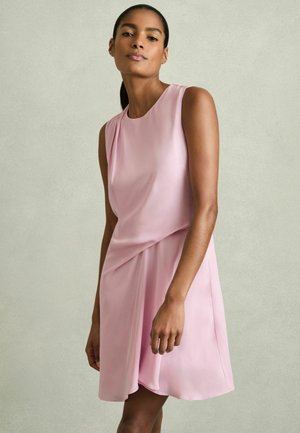 Abito senza maniche rosa in tessuto morbido, con dettagli drappeggiati e una vestibilità rilassata che arriva sopra le ginocchia. Design e colore minimalisti.