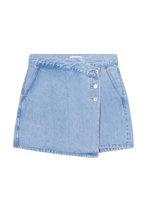 Jupe en denim bleu clair de forme A, avec un design enveloppant, trois boutons argentés à l'avant et des poches latérales.