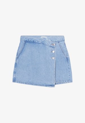 Gonna di jeans azzurri chiari con forma ad A, caratterizzata da un design avvolgente, tre bottoni d'argento sul davanti e tasche laterali.