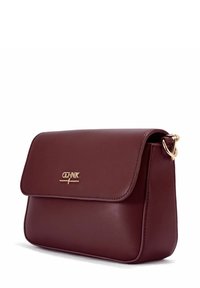 Ciemnoczerwona skórzana torba na ramię z złotą tabliczką logo i zaokrągloną klapą, z złotymi metalowymi detalami po bokach.