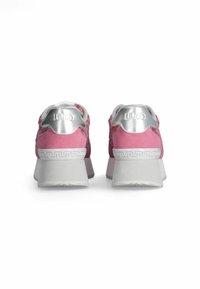 Sneaker in suede rosa con dettagli argentati, suole grigie spesse e marchio sul tallone. I passanti testurizzati aggiungono dettaglio al design superiore.