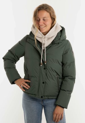 Groene gevoerde jas met capuchon, met een rits aan de voorkant, zijzakken en een textuurrijke crèmekleurige gebreide sjaal eronder.