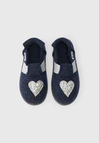 Pantofole in feltro blu navy con elastici argento e un dettaglio a forma di cuore luccicante su ciascuna scarpa. Forma arrotondata con rivestimento interno testurizzato e suola in gomma.