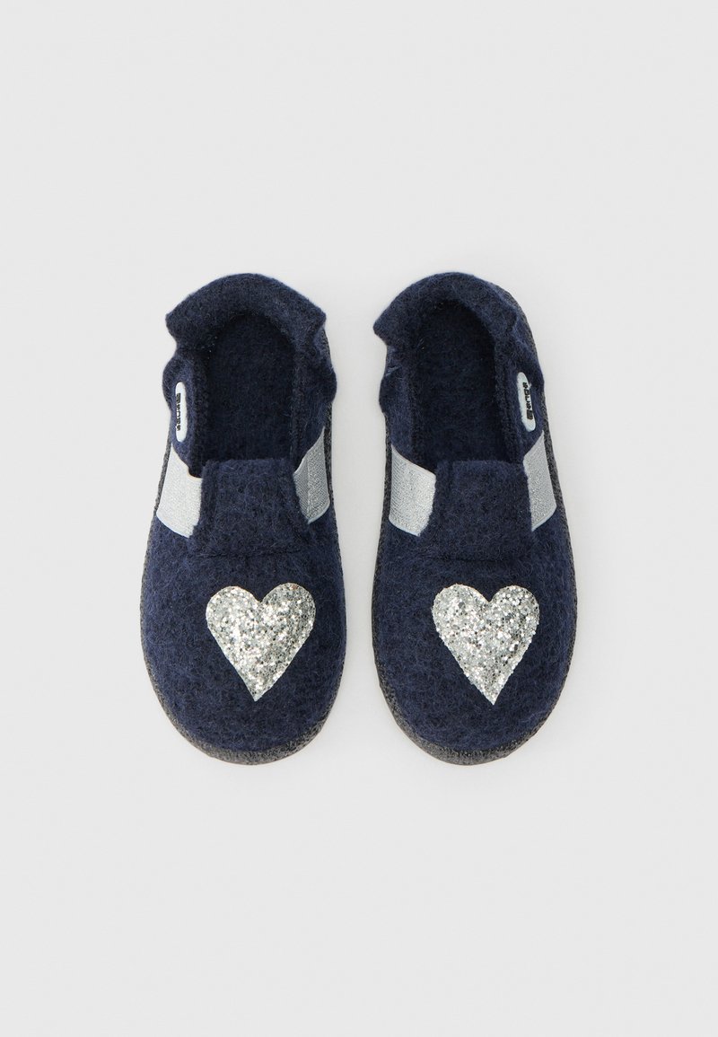Námornické plstěné pantofle se stříbrnými elastickými pásky a třpytivým detailem srdce na každé botě. Zaoblený tvar s texturovanou vnitřní podšívkou a gumovou podrážkou.