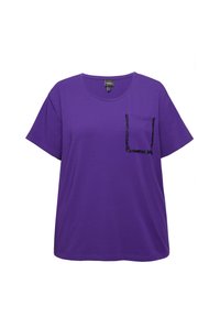 Camiseta de algodón púrpura con escote redondo, mangas cortas y un detalle de bolsillo de lentejuelas negras en el lado izquierdo del pecho.