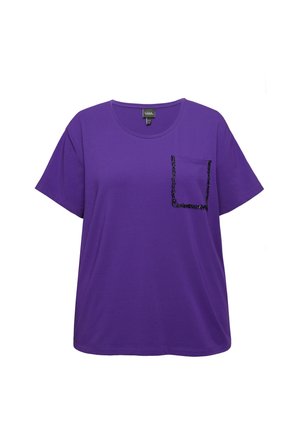 T-shirt en coton violet avec un col rond, des manches courtes et un détail de poche en sequins noirs sur la poitrine gauche.