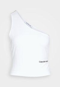 Weißes Baumwoll-Crop-Top mit asymmetrischem Ein-Schulter-Design, das auf der Vorderseite ein schwarzes "Calvin Klein Jeans"-Logo aufweist. Glatte Textur.