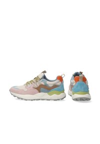 Bunte Sneaker aus Wildleder und Mesh-Materialien, mit runder Zehenpartie, gepolsterter Sohle und einer Mischung aus Pastellrosa, Blau, Braun und grünen Akzenten.