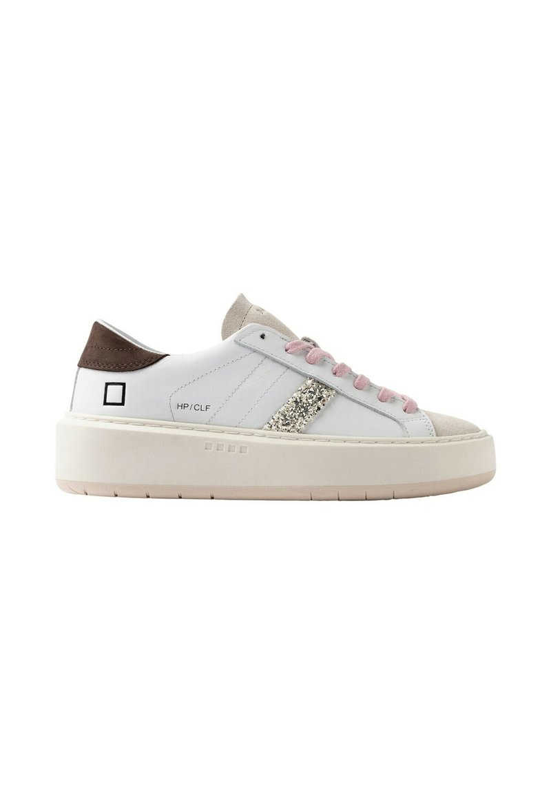 Sneakers in pelle bianca con lacci rosa, dettagli in suede e una striscia laterale glitterata. Suola platform rialzata con finitura texture.