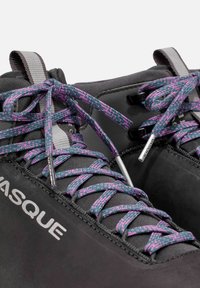 Zapatillas de escalada negras con cordones de colores rosados y verde azulado en un patrón, detalles grises, suela de goma y un diseño elegante y aerodinámico.