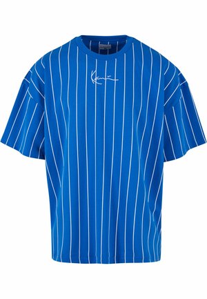 T-shirt blu oversize con strisce verticali bianche, scollatura rotonda e maniche corte. Presenta un logo scritto bianco sul petto.