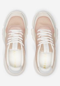 Baskets beige et rose pâle avec des superpositions en mesh et cuir, lacets blancs et col rembourré. Semelles épaisses en caoutchouc avec logo sur la languette.