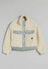 Krämfärgad fleecetröja med denimdetaljer, utrustad med hög krage, två framfickor och knäppningar. Texturerad och varm.