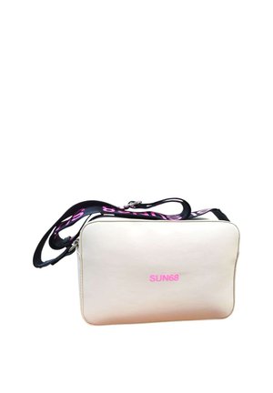 Rektangulær beige crossbody-taske med sort justerbar rem trykt med lyserød tekst og "SUN68"-logo i lyserødt foran i midten.